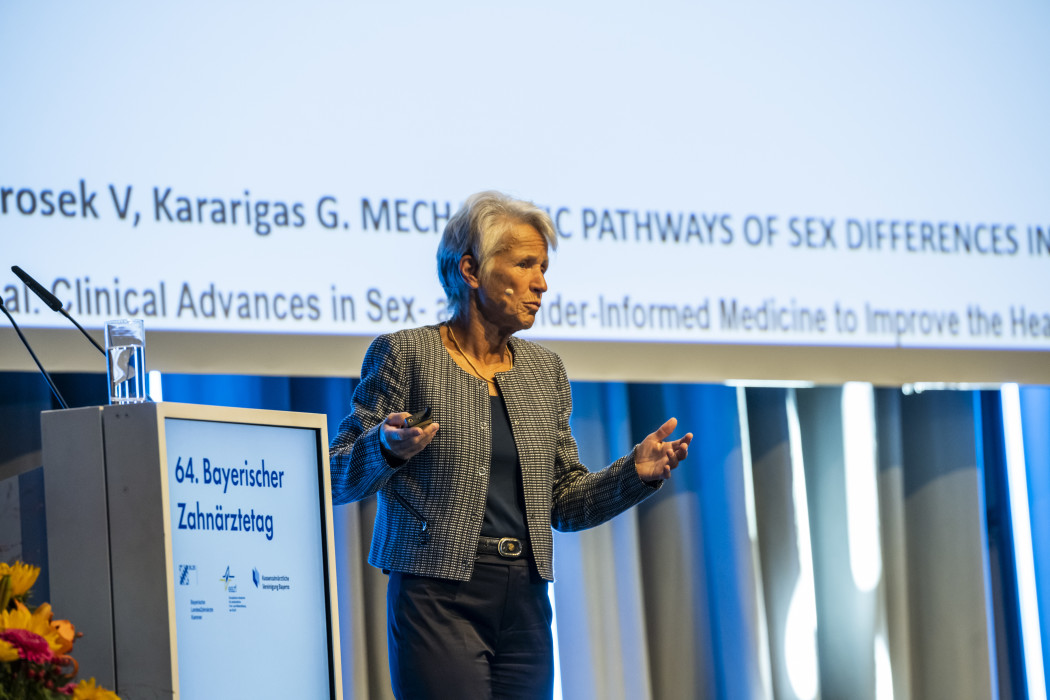 Prof. Dr. Dr. h.c. Vera Regitz-Zagrose sprach zu den unterschiedlichen Therapien bei Frauen und Männern. © BLZK/W. Murr