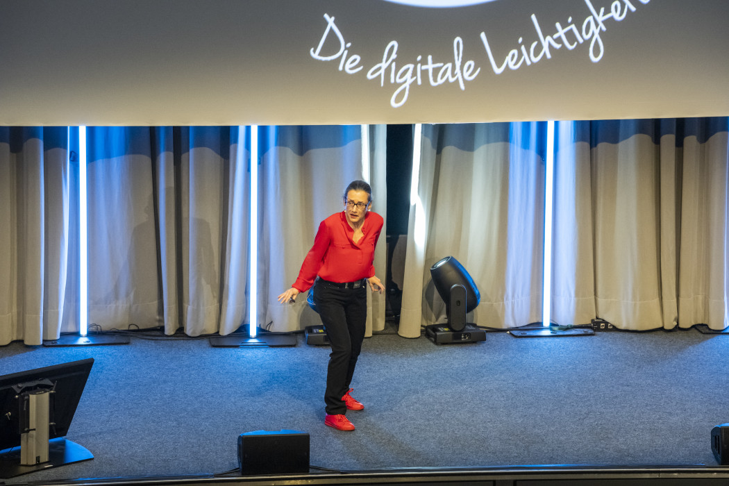 Den Abschluss des Freitags bot Prof. Dr. Elisabeth Heinemann mit ihrem "Wissenskabarett: Die digitale Leichtigkeit des Seins - Reloaded" © BLZK/W. Murr