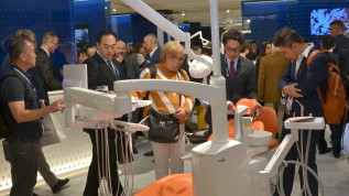 Standparty bei Takara Belmont zur IDS 2019