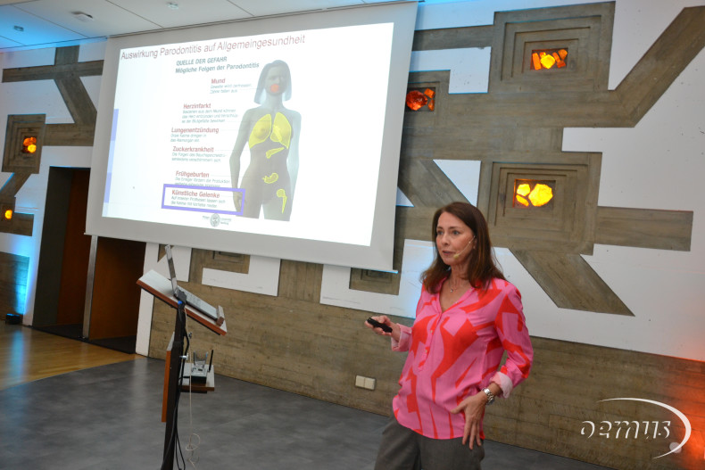 Vortrag “Was können Blutkonzentrate (PRF und PRP)
bei Periimplantitis leisten?“ mit Prof. Dr. Nicole B. Arweiler