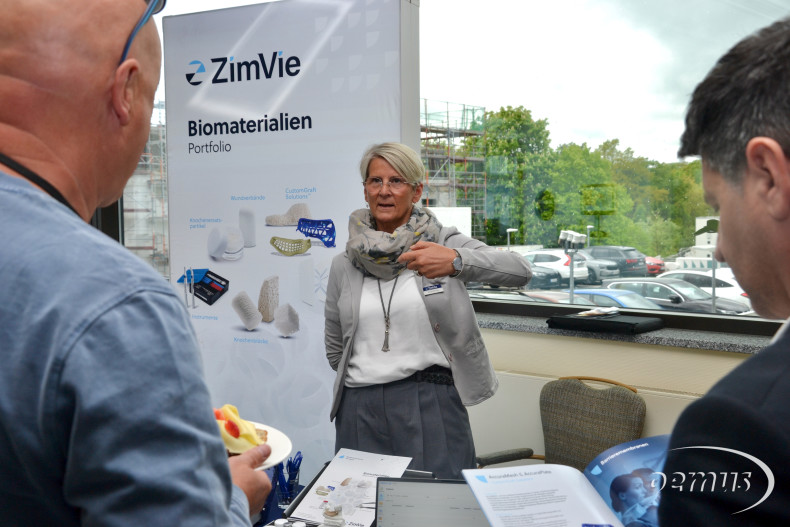 In den Pausen konnte die Industrieausstellung besucht werden.