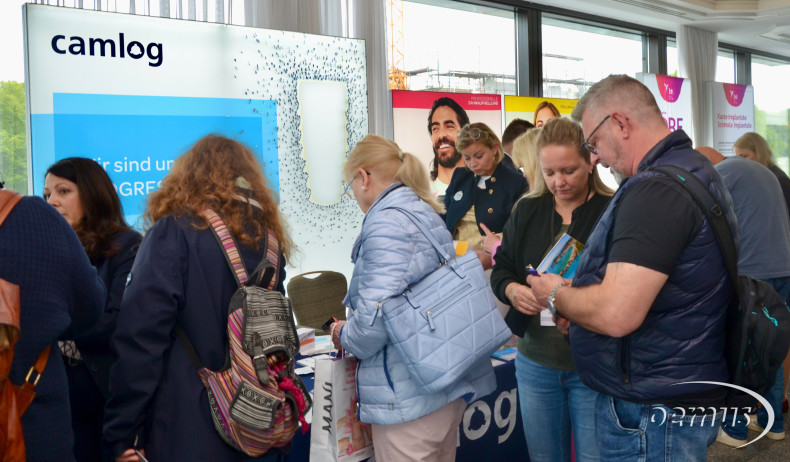 In den Pausen konnte die Industrieausstellung besucht werden.