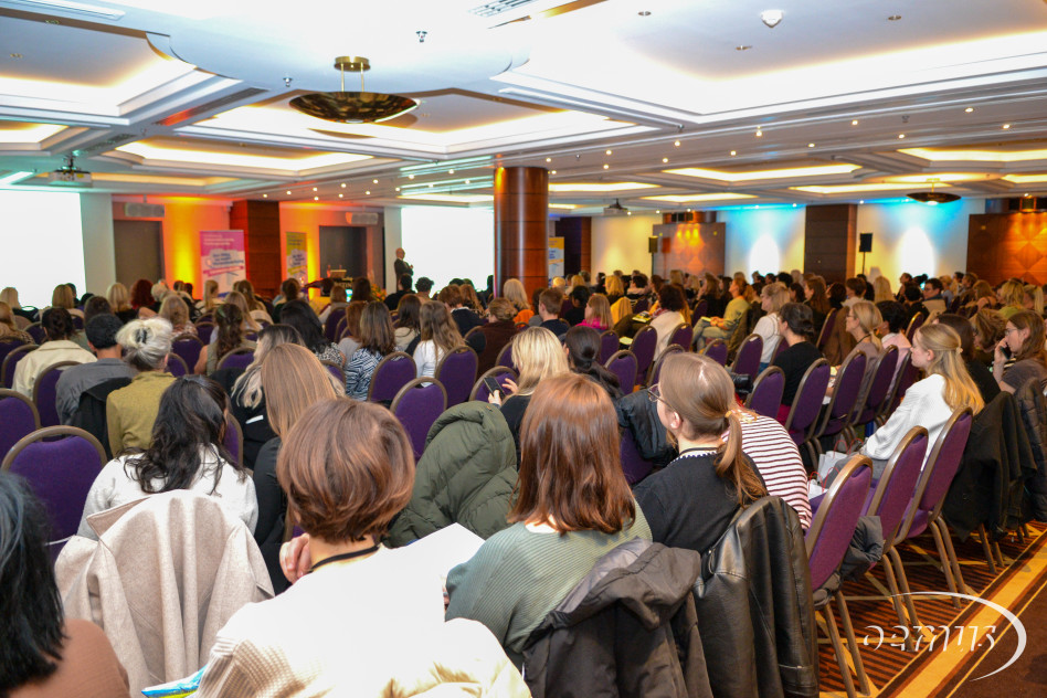 Blick in den vollen Tagungssaal beim Programm für das zahnärztliche Personal.