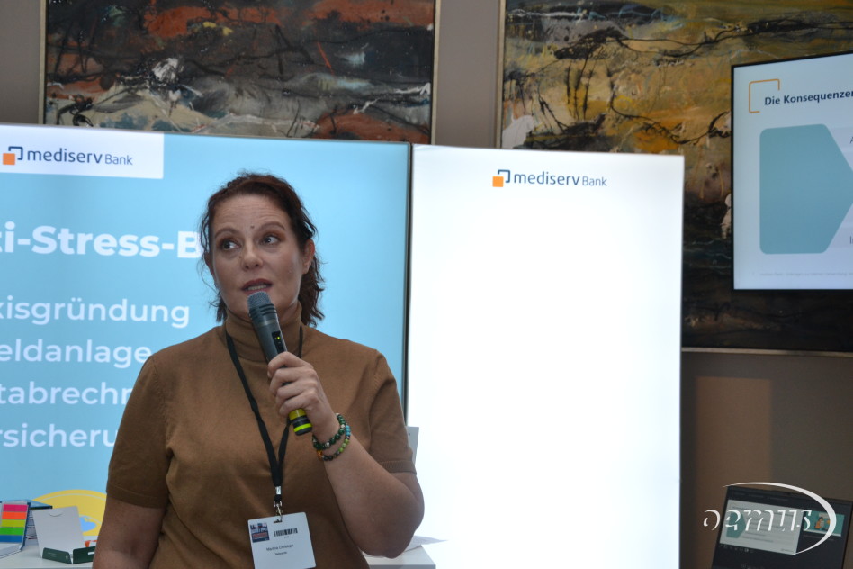 Martina Christoph hält in der Abrechnungslounge der mediserv Bank einen Vortrag über korrekte Kostenaufklärung.