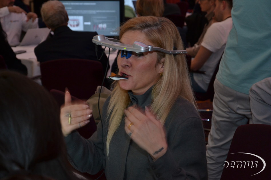 Jaqueline Weidlich (Amann Girrbach) in dem Table Clinic zum Thema " You scan, we can - digitale Präzision trifft Effizienz - Von der Datenerfassung zur fertigen Lösung".