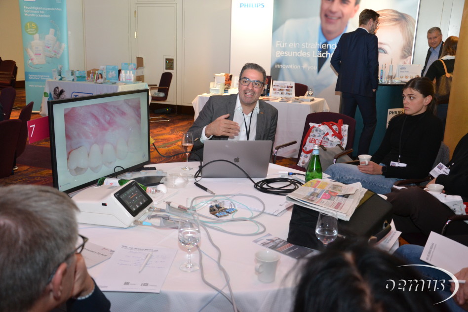 Dr. Adriano Azaripour (Woodpecker) in dem Table Clinic zum Thema "Präzision trifft Innovation - Piezochirurgie bei Sofortimplantation und interenen Sinuslift".