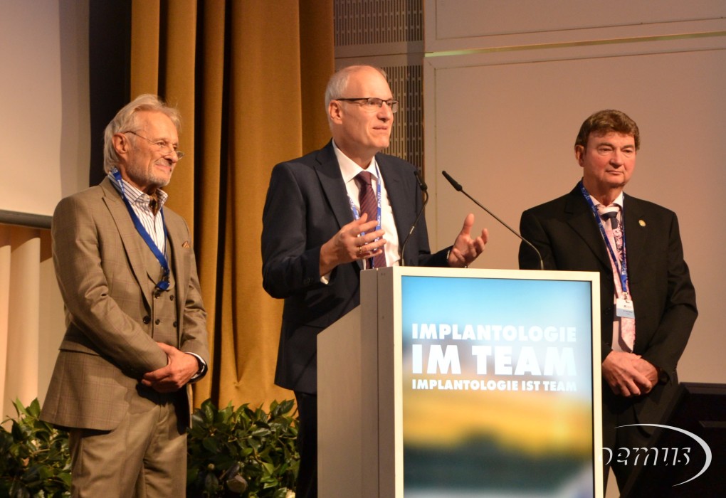 Dr. Rainer Valentin (2. Vizepräsident der DGZI), Dr. Georg Bach (Präsident) und Dr. Rolf Vollmer (1. Vizepräsident) begrüßten bestens gelaunt die zahlreich erschienenen Teilnehmer auf dem 52. Inter­nationalen Jahreskongress der DGZI in Hamburg (v.l.n.r.).