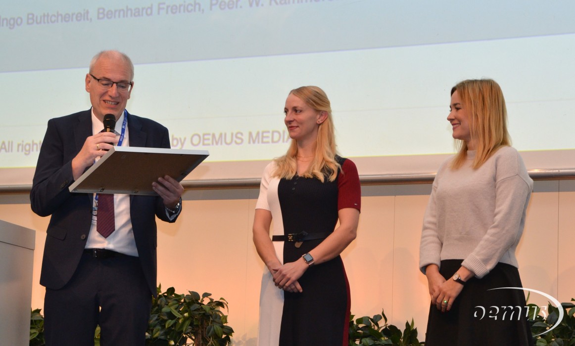 Dr. Bach verlieh den Implant Dentistry Award 2023 an Dr. Diana Heimes (1. Platz) und Sandra Fuest (2. Platz).