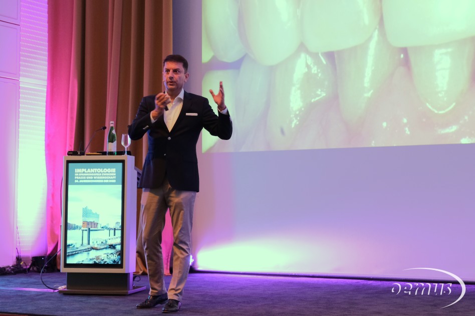 Prof. Dr. Puria Parvini hält ein Tutorial über Schlüsselfaktoren für erfolgreiche Sofortimplantation und -versorgung mit innovativen Implantatdesigns.