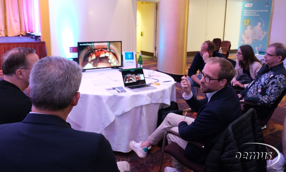 Prof. Dr. Tobias Fretwurst (CAMLOG) in dem Table Clinic zum Thema "Dehiszenzen nach Augmentaion - Vermeidungsstategien".