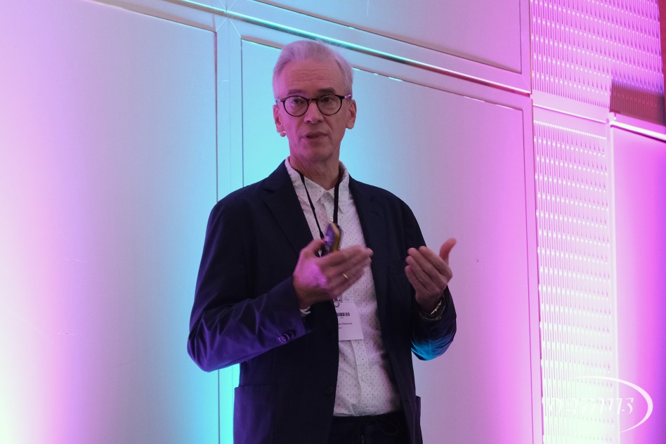 Prof. Dr. Weischer widmete sich dem Thema "Moderne Implantologie bei einem zunehmend älter werdenden Patientenklientel".