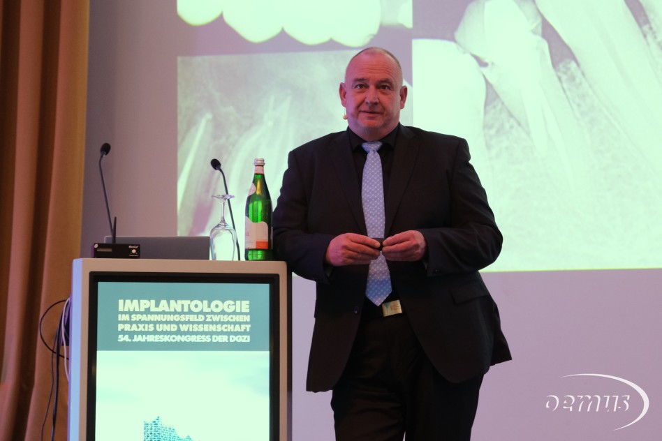 Prof. Dr. Christian Gernhardt in seinem Vortrag "Welchen Einfluss hat ein endodontologischer Misserfolg auf die prospektive Implantologie".