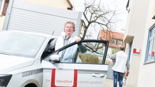 InteraDent Mitarbeiter lassen sich über die Schulter gucken