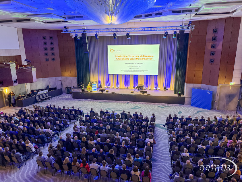 Blick in den vollen Tagungssaal bei der Eröffnung des Bayerischen Zahnärztetages.