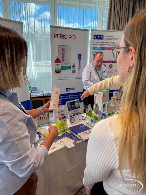 Am Stand der Fa. Dentaid