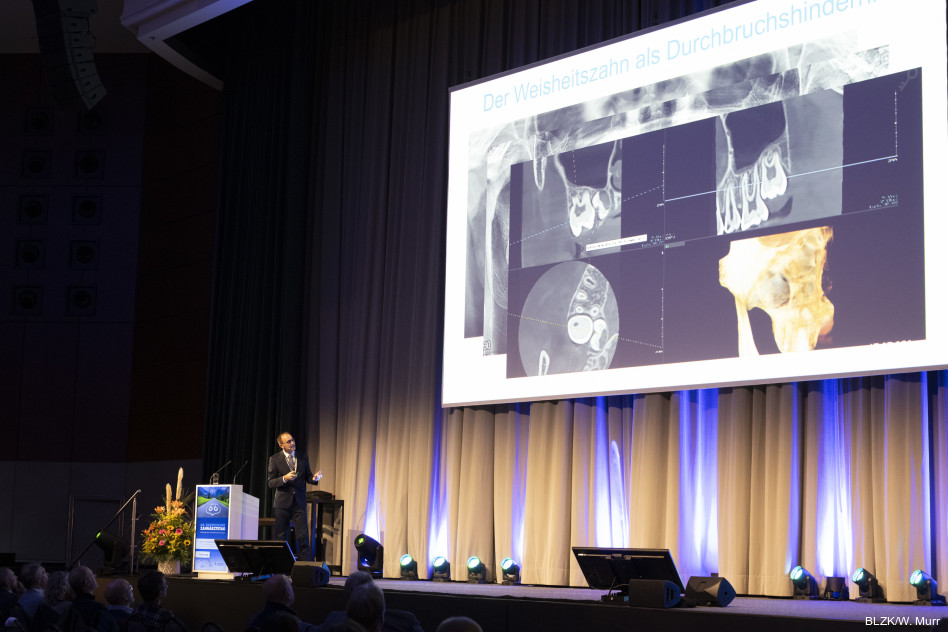 Blick in den Fachvortrag von Prof. Dr. Dr. Torsten E. Reichert am Freitag zur Weisheitszahnentfernung.
