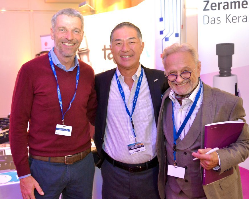 Gut gelaunt: Marc Oßenbrink, TAG dental (links), Dr. Minoru Yoshie und Dr. Rainer Valentin (rechts)