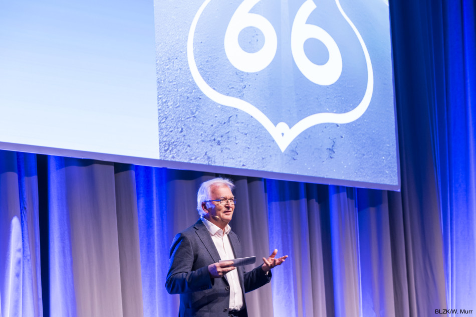 Herzlichen Willkommen zum 66.Bayerischen Zahnärztetag! Prof. Dr. Johannes Einwag begrüßte das Publikum zur Eröffnungsfeier und moderierte den Festakt in gewohnt unterhaltsamer Weise.